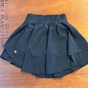 Lululemon size 2 black skirt with under shorts excellent condition